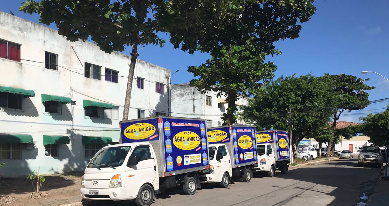 Frota de caminhões baús O Amigão